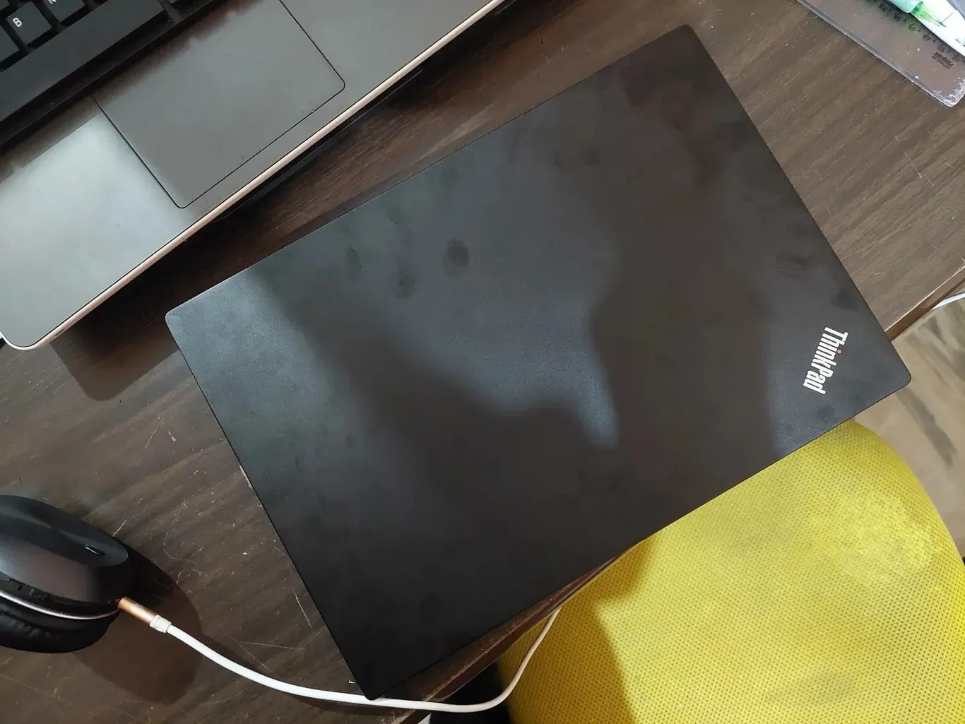Uma foto da Tampa do Lenovo Thinkpad L390