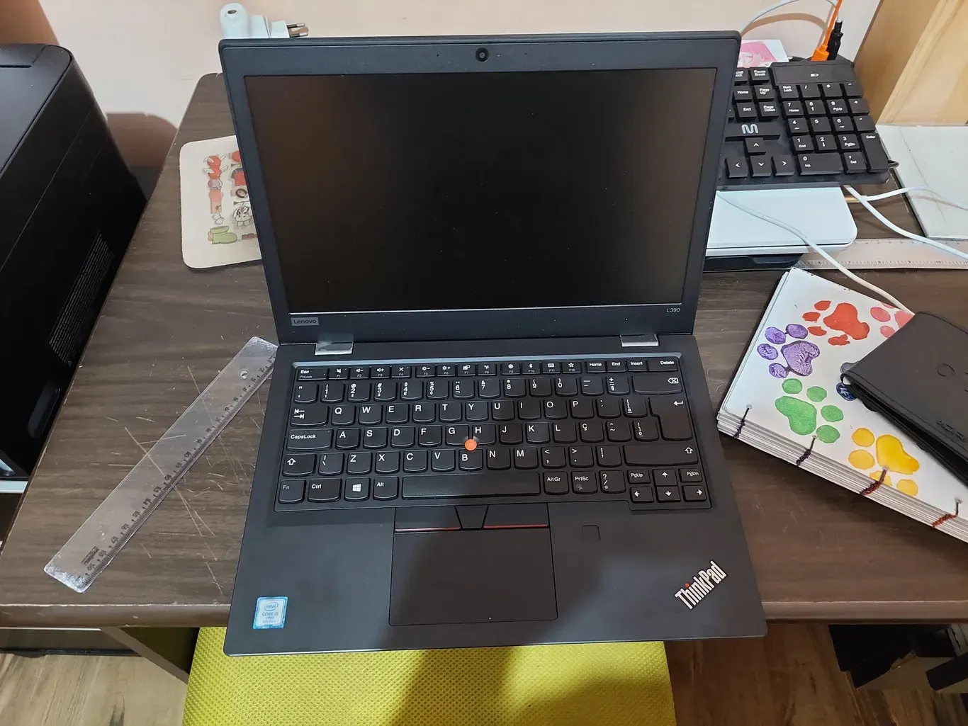 O Thinkpad L390 aberto. Um notebook bem elegante.