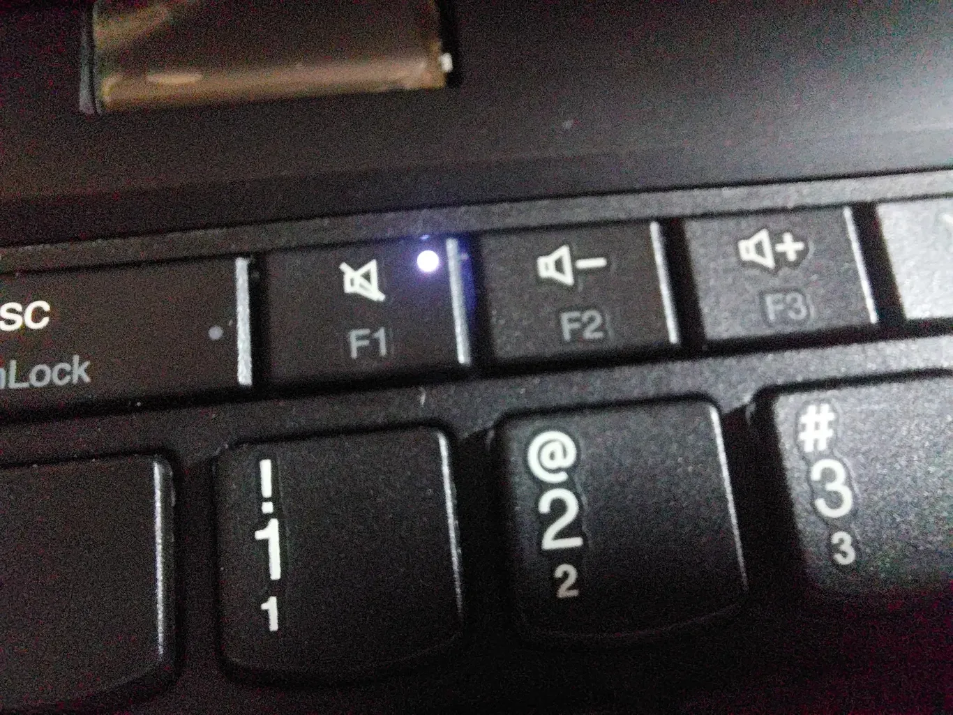 Detalhe da Luz que indica que o Áudio está mudo