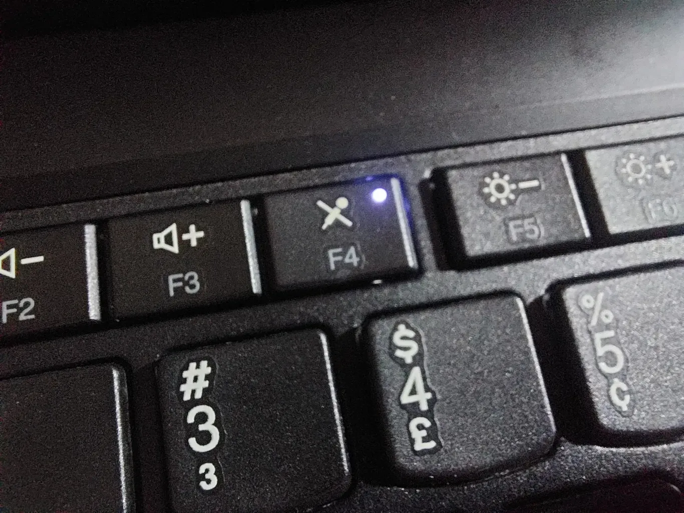 Detalhe da Luz que indica que o Microfone está mudo