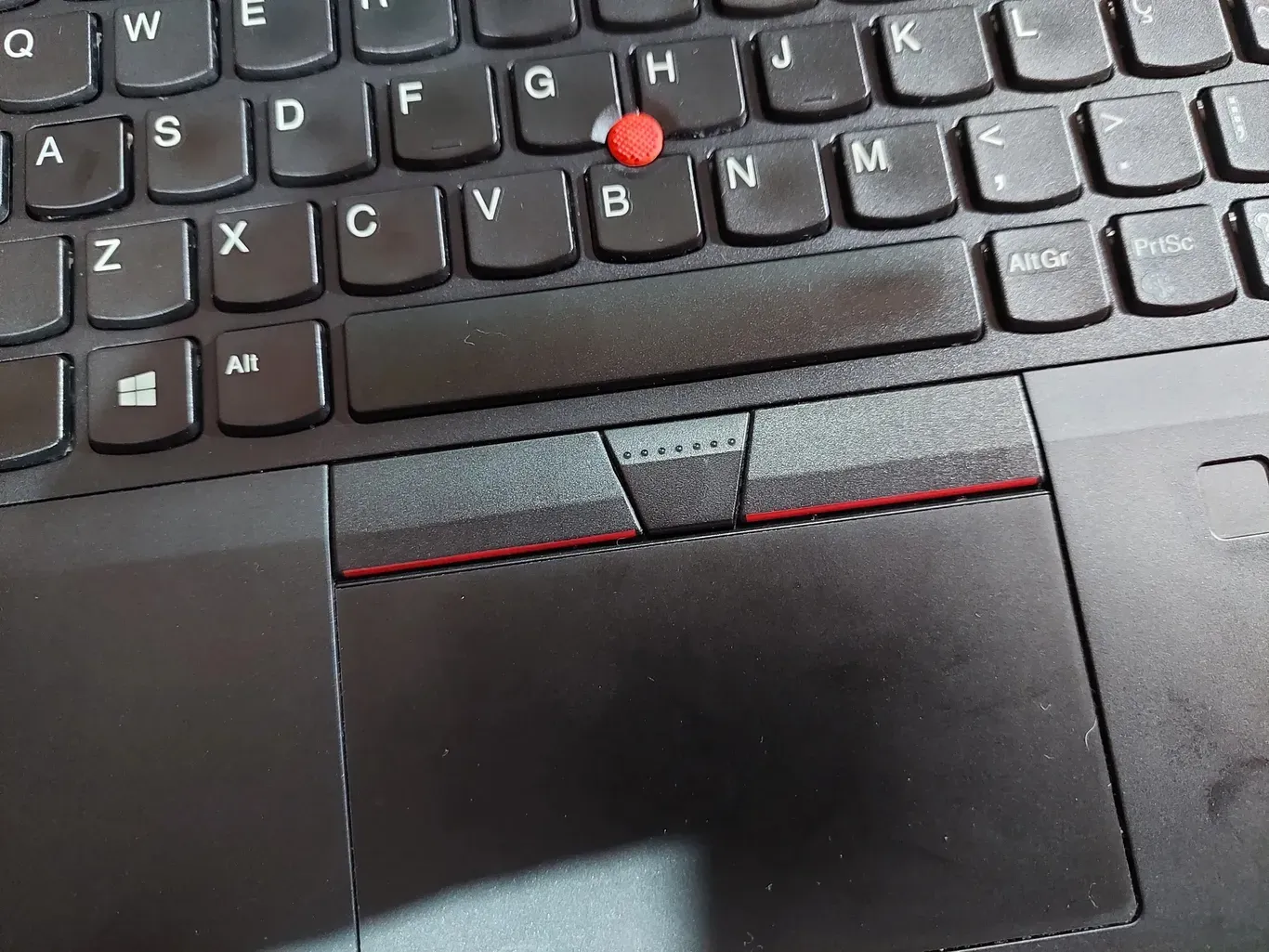 São nesses botões em cima do Touchpad que você clica com o Trackpoint