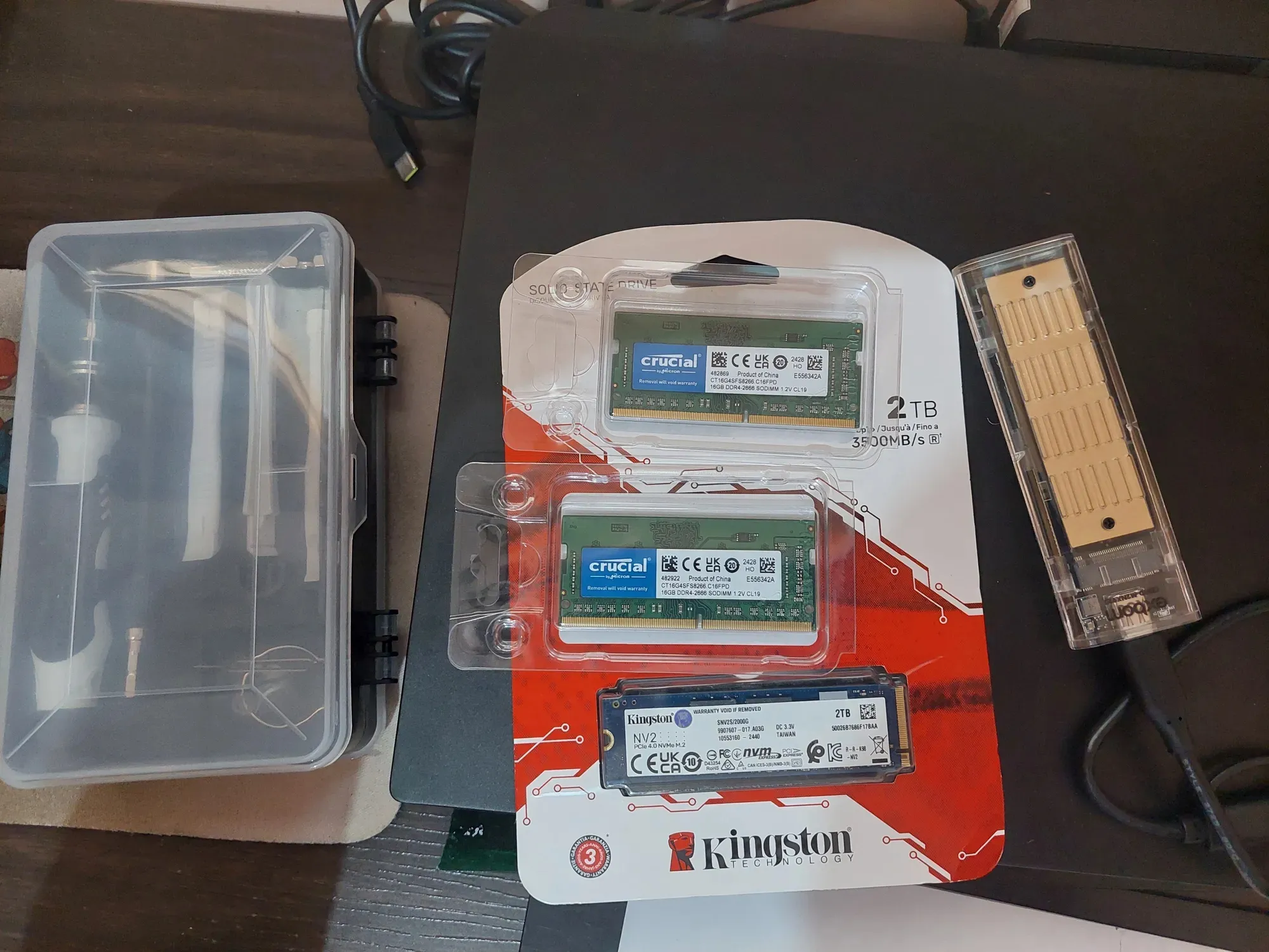 Dois pentes de 16 GB da Crucial e o SSD de 2 TB da Kingston, além da Caixa de Ferramentas e o SSD antigo num Case M2 para USB Dois pentes de 16 GB da Crucial e o SSD de 2 TB da Kingston, além da Caixa de Ferramentas e o SSD antigo num Case M2 para USB