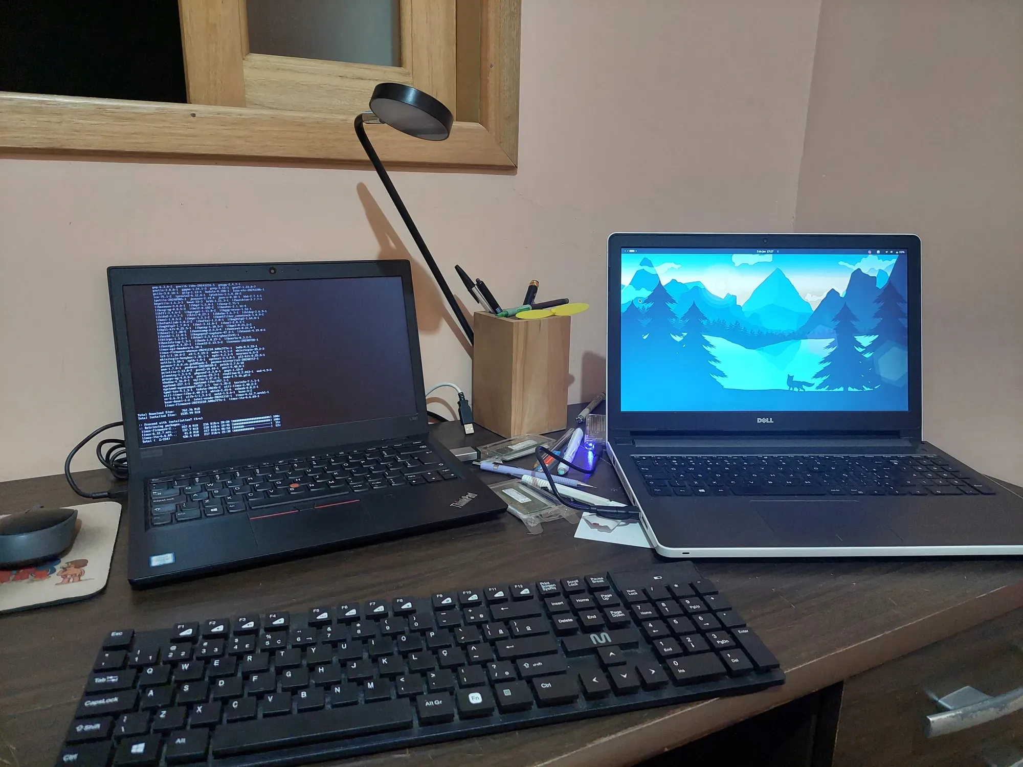 De um lado o meu Thinkpad L390 instalando o Arch Linux e do outro o meu velho Dell 5558 com o Crystal Linux sendo executado a partir do SSD antigo numa case USB. De um lado o meu Thinkpad L390 instalando o Arch Linux e do outro o meu velho Dell 5558 com o Crystal Linux sendo executado a partir do SSD antigo numa case USB.
